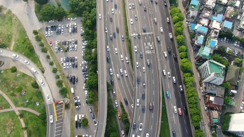 Road traffic at the intersection of Cheongdam Bridge, Gangbyeonbuk-ro, Seoul 库存影片 135579448