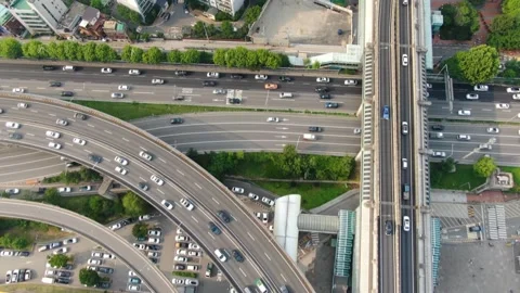 Road traffic at the intersection of Cheongdam Bridge, Gangbyeonbuk-ro, Seoul 库存影片 135579507
