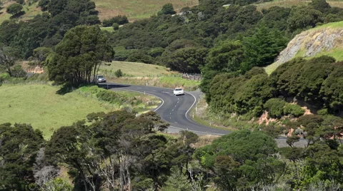 Road traffic to typical scenery on Coromandel Peninsular, New Zealand Vídeo Stock 47532827