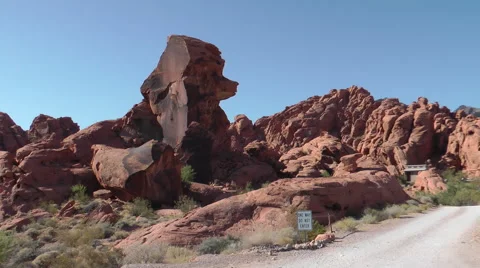 Road trip around red wavy mountains of Valley of Fire State park, NE Stockbeeldmateriaal 60014559