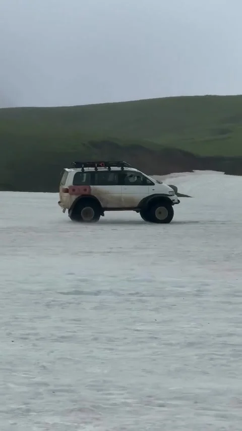 Off-Road Van Driving on Snowy Mountain Landscape 库存影片 341133144