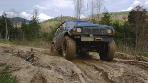 Off-road vehicle in deep mud Stockbeeldmateriaal 109647481