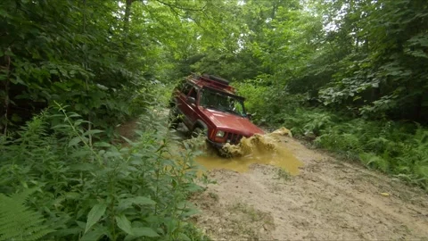 Off Road Vehicle Driving through Deep Mudhole Video stock 260099066