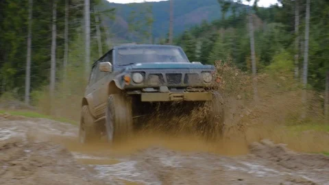 Off-road vehicle in mud Stockbeeldmateriaal 109620370
