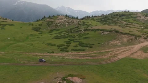 Off road vehicle traversing mountain path Video stock 312159231