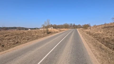 Road view on a summer day. Highways, roadside and white road line markings. Vídeo Stock 336027384
