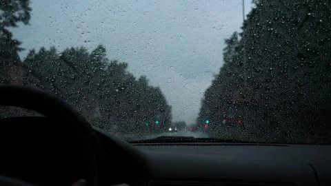 Road view through car window with rain drops Stock-Fotos