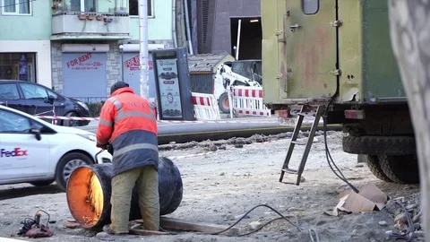 Road Worker performs the job 库存影片 124493270