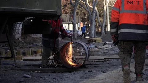 Road Worker performs the job 库存影片 124493274