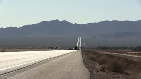 ROAD2LA-0032 DESERT HIGHWAY TRAFFIC ZOOM Vídeo Stock 10713234