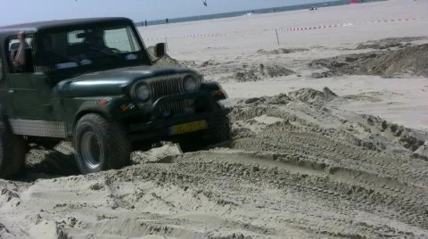 Off-roader competition on the beach Видео 399258