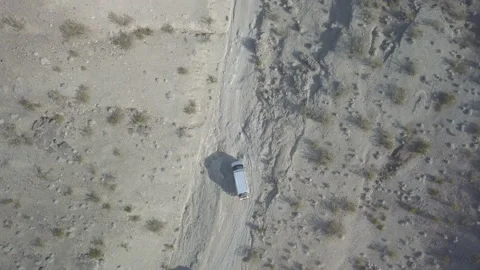 Off-roading 4x4 camper vans in Mojave desert 库存影片 150071256