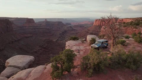 Off-Roading Adventure During Sunset at moab Utah 库存影片 347757450