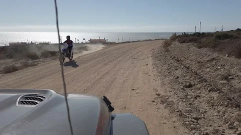 Off Roading Along the Coast Vídeos de archivo 166662402