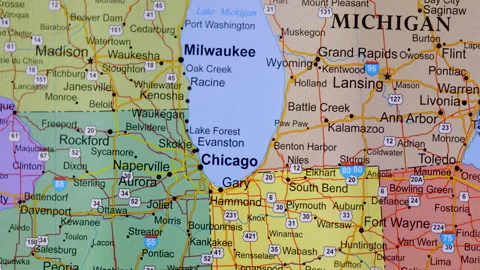 ROADMAP SURROUNDING CHICAGO.  4K, ECU, MACRO SLIDER SHOT. Vídeos de archivo 159025123