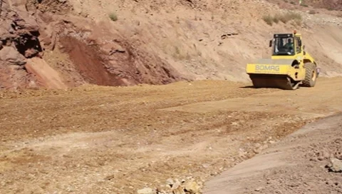 Roadroller compacting the ground Vidéo 8648520