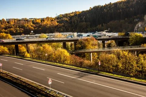 Roads and rail network through the autumn forest Foto stock