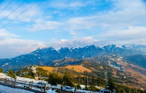 Roads covered by snow between mountains of Patnitop and nathatop Jammu Stock-Fotos