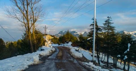 Roads covered by snow between mountains of Patnitop and nathatop Jammu Foto stock