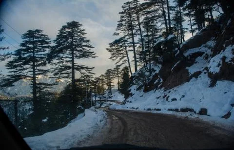 Roads covered by snow between mountains of Patnitop and nathatop Jammu Stock-Fotos