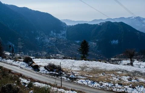 Roads covered by snow between mountains of Patnitop and nathatop Jammu Stock-Fotos