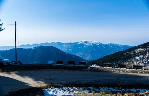 Roads covered by snow between mountains of Patnitop and nathatop Jammu Foto stock
