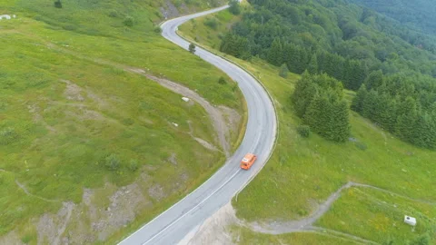 Roadside assistance on mountain pass 스톡 동영상 135671555