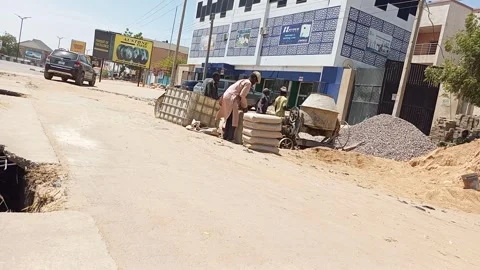 Roadside Construction Workers With Materials Kano Nigeria Stockbeeldmateriaal 330594151