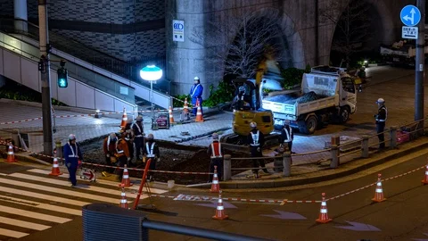 Roadside construction workers on night duty Vídeos de archivo 106869240