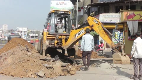 Roadside digging in Mumbai Stock Footage 208563977