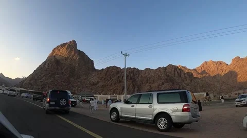 Roadside Gathering with Animals at Mount Uhud Видео 337376958