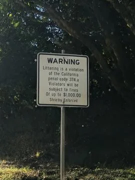 A roadside warning sign warning against littering 库存照片