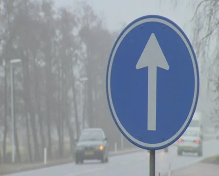 Roadsign with traffic passing by  Video stock 662303