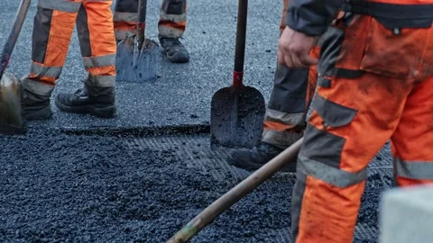 Roadwork Physical Workers in Protective Work Wear Repairing Street Tarmac Vidéo 220607208