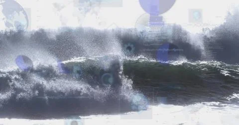 Roaring cresting ocean wave surging at sea, with white foam, water droplets a Foto stock