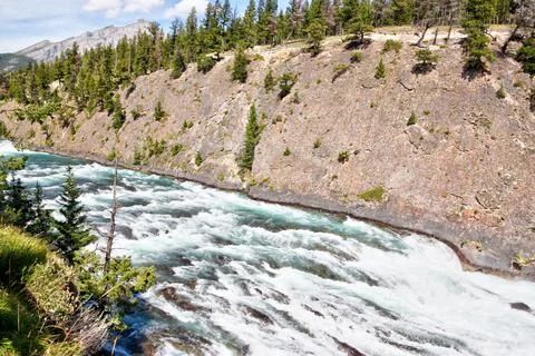 Roaring Rapids Flowing Toward Bow Falls in Banff National Park Foto stock