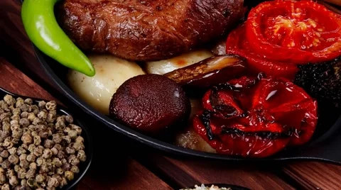 Roast bbq beef steak on black pan Vídeos de archivo 63963448