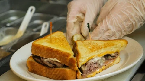 Roast beef sandwhich on plate at chef station Stockbeeldmateriaal 94271913