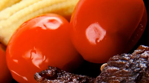 Roast beef with tomatoes and corns Vídeos de archivo 38368094