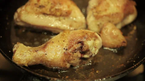 Roast chicken in the frying pan Video stock 37097729