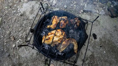 Roast chicken on the grill in the forest. Selective focus. Foto stock