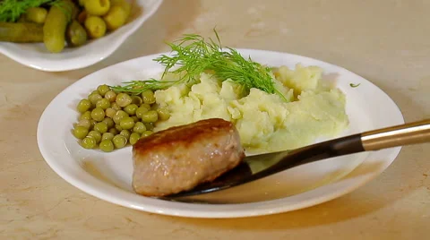 Roast cutlets with mashed potatoes and fennel 스톡 동영상 57951144