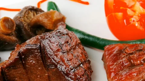 Roast fillet mignon with tomatoes Vídeos de archivo 36775306