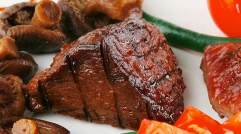 Roast fillet mignon with tomatoes Vídeos de archivo 51350366