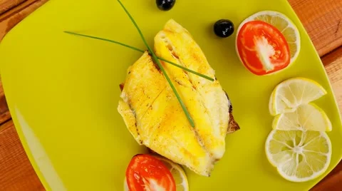 Roast fish fillet with tomatoes Vídeos de archivo 43561856