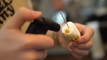 Roast marshmallows with a gas burner Vídeo Stock 86066158