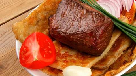 Roast meat : beef ( lamb ) steak garnished with onion 库存影片 37308154