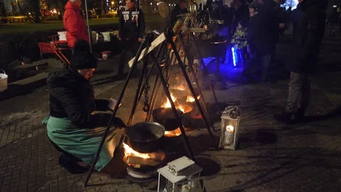 Roast on an open fire Video stock 87081631