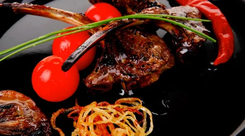 Roast ribs on plate Vídeos de archivo 33972681