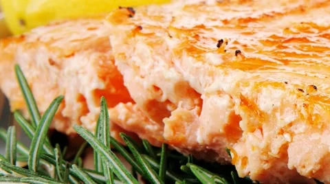 Roast salmon fish with tomatoes Vídeos de archivo 48632418